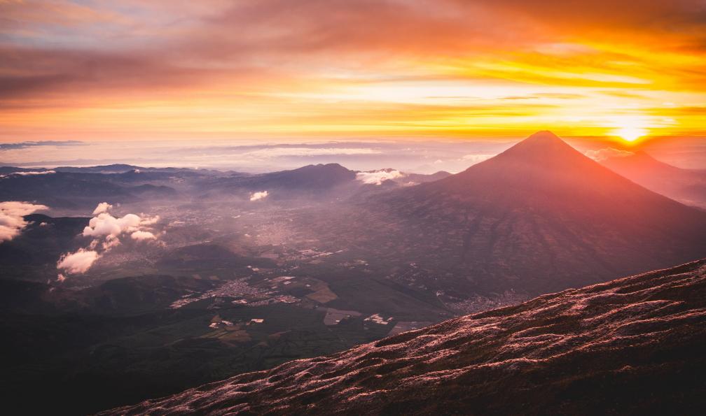 Ai - Adobe stock - Panorama au coucher du soleil sur l'Acatenango, Guatemala - La symphonie volcanique guatémaltèque - 10