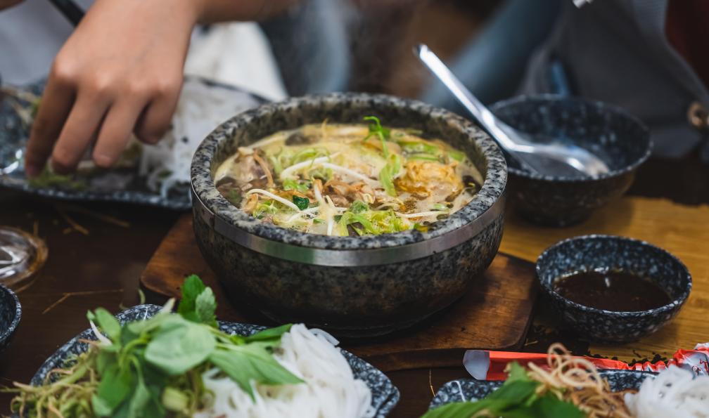 Quang Ho - AdobeStock - Bun Bo Hue, Bun Bo, soupe de nouilles vietnamienne épicé au boeuf dans un bol en pierre, Vietnam - Ma famille au pays du Dragon - 4