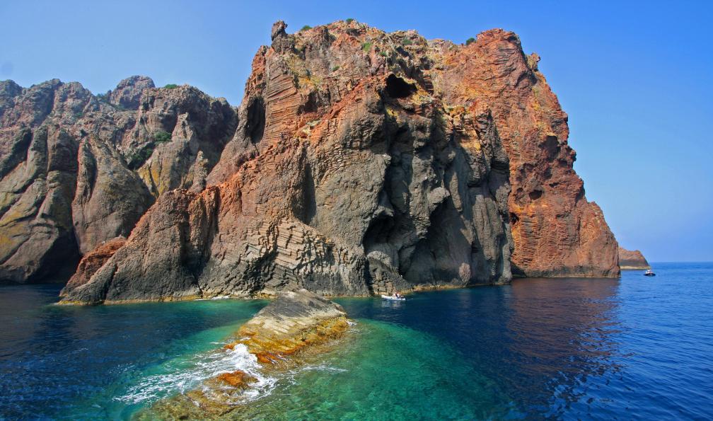 Huitel Roland  -  istock -  Réserve naturelle de Scandola, Corse - Joyaux de la Corse en famille - 7
