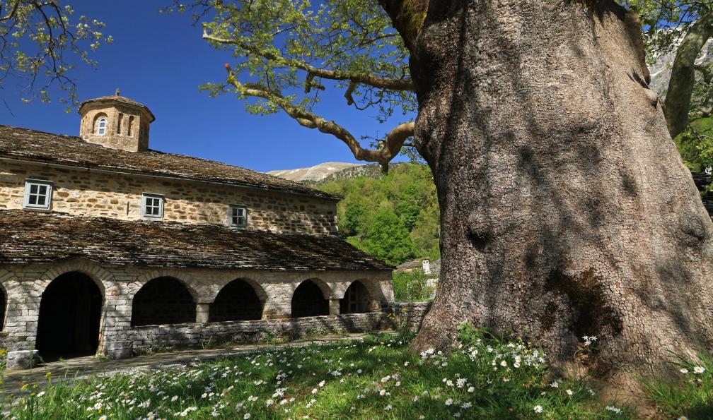 bayazed - stock.adobe.com - Église des Taxiarques, Mikro Papigo, Zagori, Grèce - Sentiers mythiques : Métèores, Olympe et Pélion - 3
