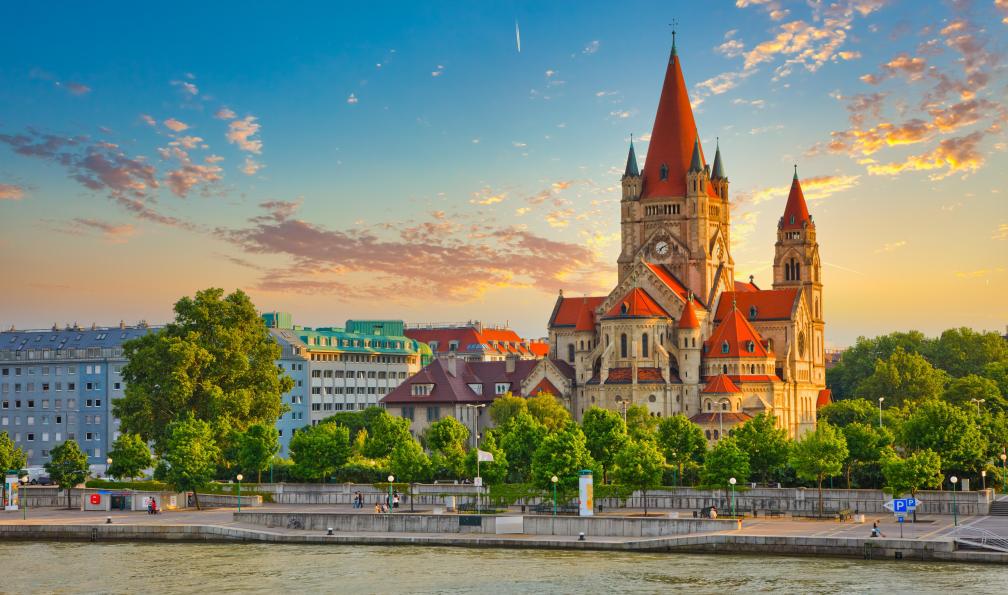 sborisov - Adobe Stock - Église Heiliger Franz dAssise à Mexikoplatz au bord du Danube, Vienne, Autriche  - Vélo et bateau le long du Danube - 5