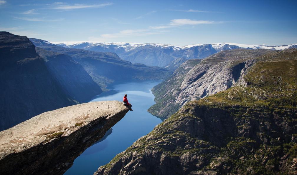 alexemanuel -  Istock -  Homme assis sur trolltunga en Norvège. - Les plus beaux fjords de Norvège - 2