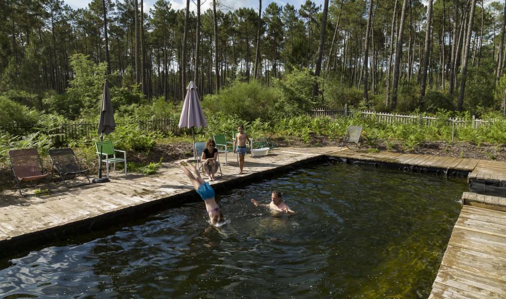 Cap Cabane - Famille et enfants jouant dans la piscine de Cap Cabane, Captieux, France - Les Landes de Gascogne en famille à vélo - 8
