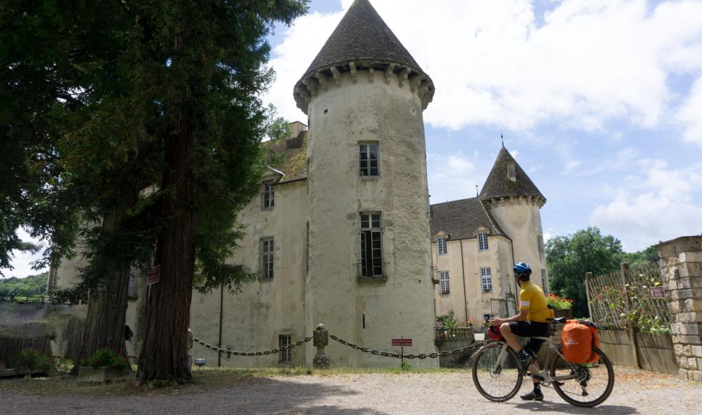 Nogues - David - Cycliste face au château de Savigny Les Beaune, Bourgogne, France - Les vignobles de Bourgogne à vélo - 6