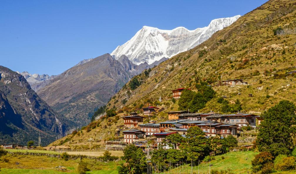 Village et crête enneigée, trek de Laya au Chomolari, Bhoutan. - Voyage photo avec Mario Colonel: le Bhoutan  - 3