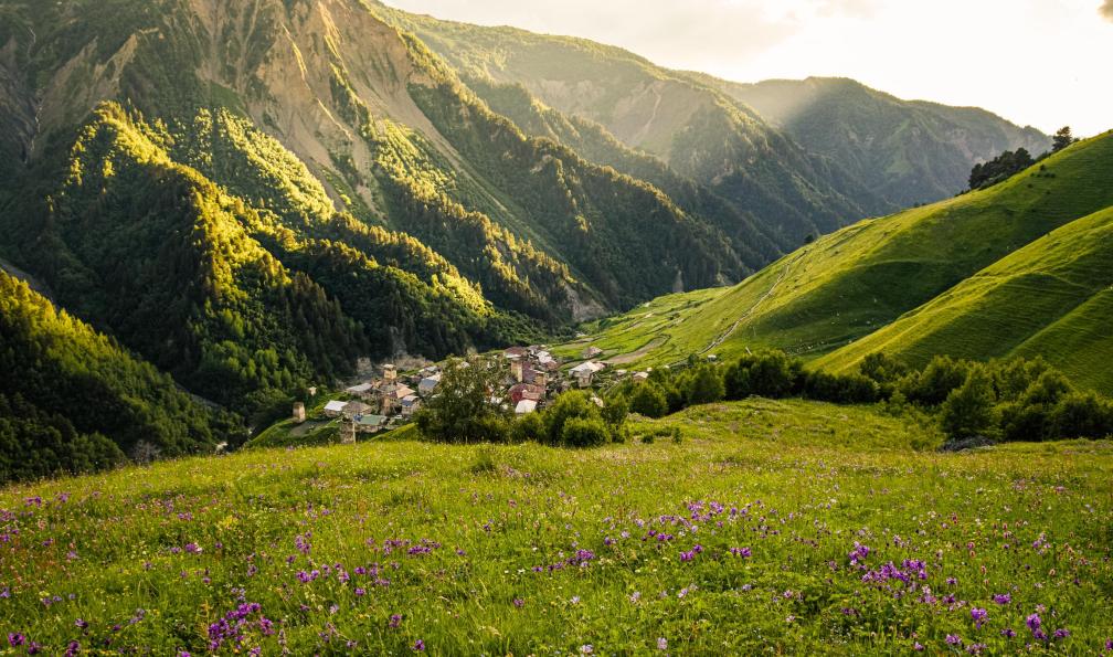 Maritxu22 - Adobe stock - Coucher de soleil sur le pittoresque village reculé dAdishi dans les montagnes du Caucase, Svanetie, Géorgie - Géants de glace de Svanétie - 7