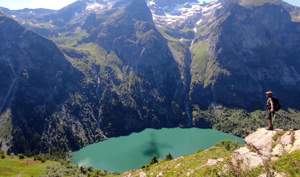 Hauer - Florian - Randonneur devant le lac du Lauvitel, Ecrins, France - GR54 : Grand Tour des Ecrins - 8