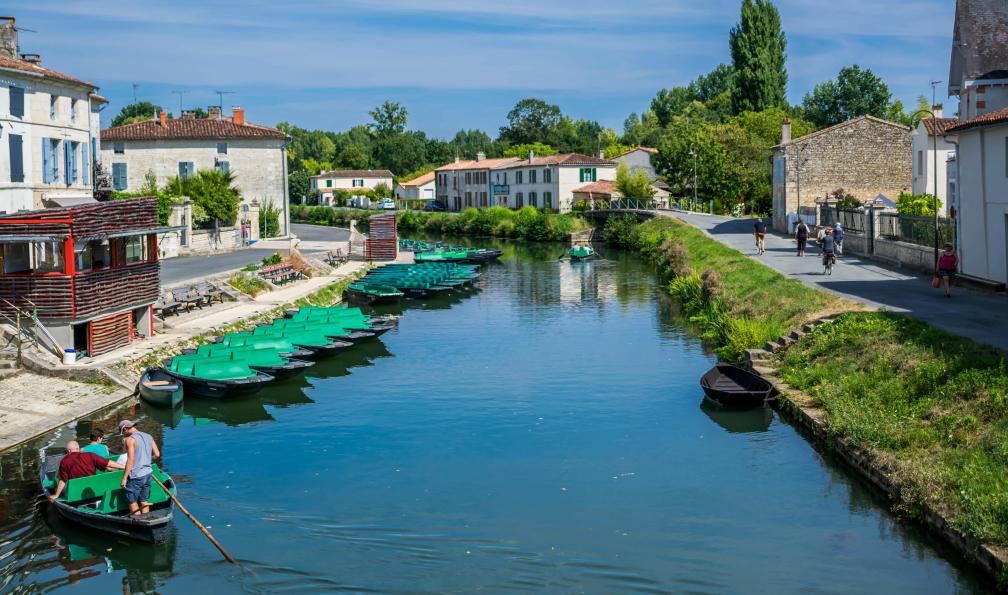 GIRARDIN - Bernard - stock.adobe.com - Le ville de Coulon, balade en barques, France. - La Vélo Francette en famille à vélo - 1