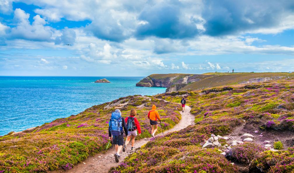 canadastock  -  Shutterstock -  Groupe de marcheurs en route pour le phare du Cap Frehel;france - Le tour de la Bretagne, à la carte - 3