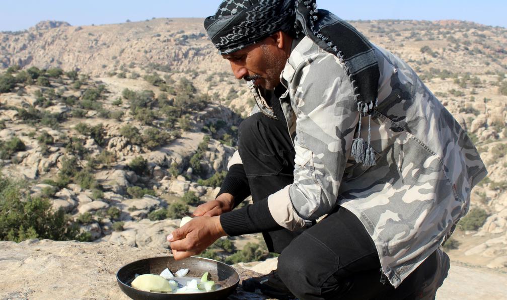 Gramusset - Maureen - Bédouin qui cuisine à Dana, réserve naturelle, Jordanie - Les pierres d'Arabie - 11