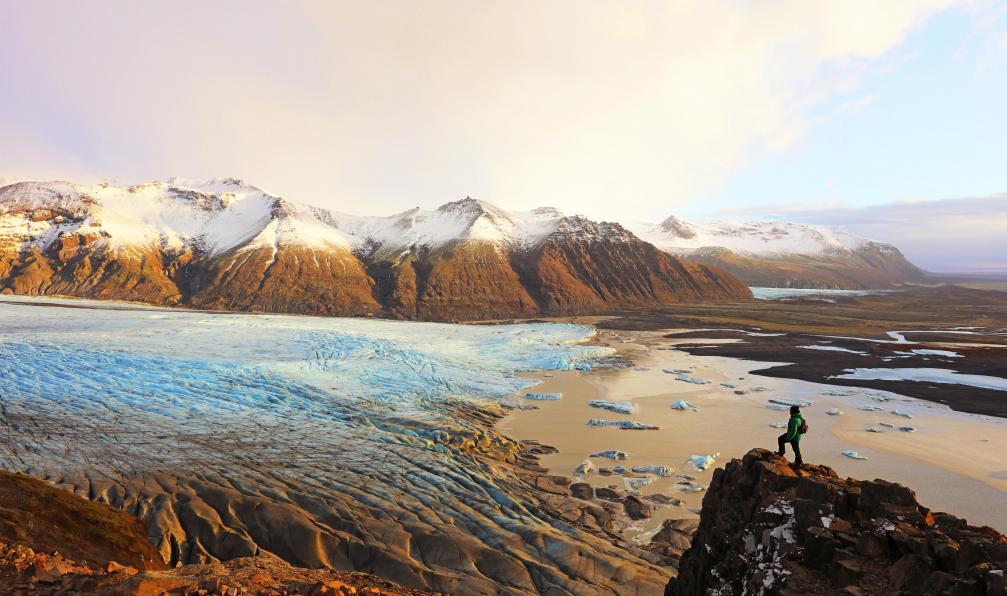 JurgaR -  Istock -  Randonneur debout sur une falaise donnant sur Glacier de Skaftafell en Islande. - Le tour du pays de feu - 3