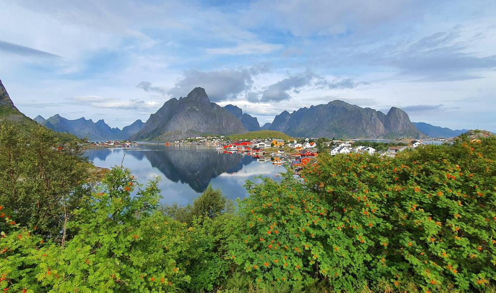 Garioud - Nadège - Le village de Reine, ses rorbus au bord de l'eau et la montagne de Olstinden se reflétant dans le fiord, Lofoten, Norvège - Lumières et couleurs des Lofoten - 5