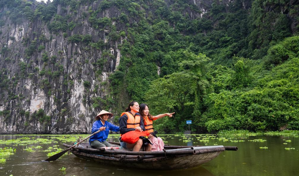 Crétois - Chloé - Deux femmes sur une pirogue à Tam Coc, dans la baie d'Halong terrestre, Vietnam - Les petits gourmets au Vietnam - 5