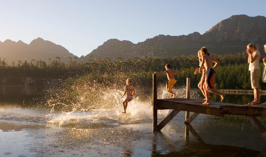 Dash - Juice - Shutterstock - Enfants se jetant dans un lac au coucher du soleil - Vélo en famille au coeur des lacs de Salzbourg - 1