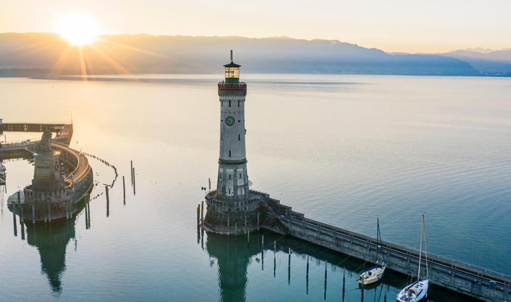 Günthner - Timo - Adobe Stock - Vue sur le phare du port de Lindau au lever du soleil, lac de Constance, Bavière, Allemagne. - Le tour du lac de Constance sportif à vélo - 2