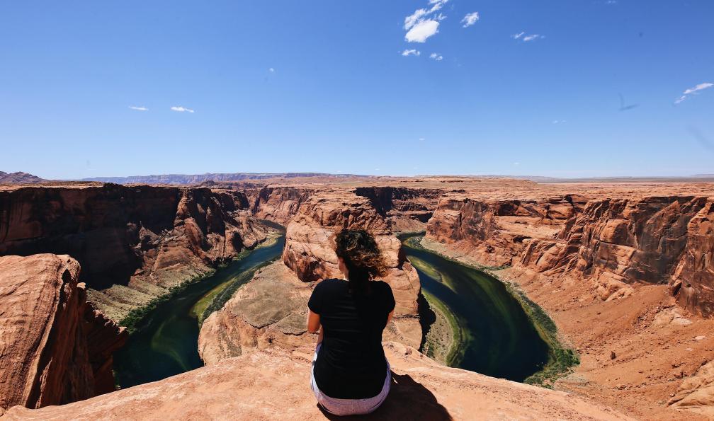 Fallon - Michael - Unsplash - Randonneuse au regard surplombant le Horseshoe bend, USA - Mon roadtrip américain - 6