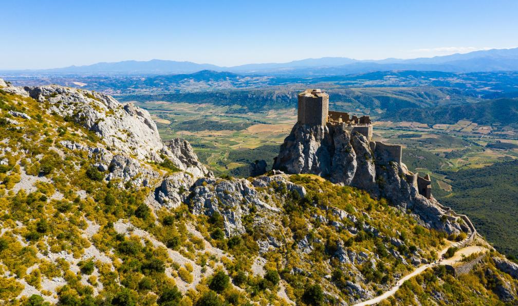 JackF - Adobe stock - Vue aérienne des ruines du château médiéval de Quéribus, Pyrénées, France - Des Châteaux Cathares à la Méditerranée - 10