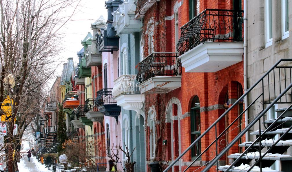 Zibo - Catherine - Adobe Stock - Rue et façades colorées typiques du vieux Québec en hiver, Canada - Entre chiens et loups au Québec - 10