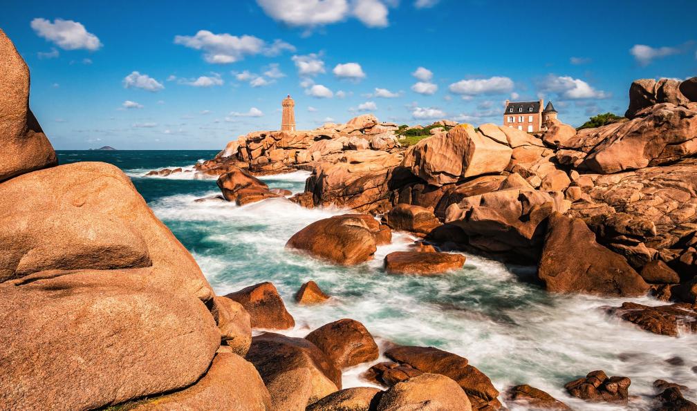 RicoK69 -  Istock -  phare de ploumanac'h, côte granit rose, Bretagne.  - Falaises du Goëlo et chaos de granite rose - 4