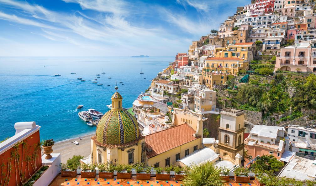 IgorZh - Adobe Stock - Vue sur Positano, charmant village de la côte Amalfi, Italie - Iles et volcans de l'Italie du Sud - 6