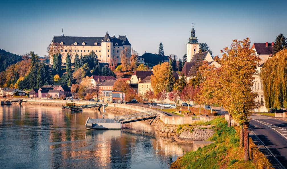 Mayovskyy - Andrew - Adobe Stock - Château de Greinburg sur la rive du Danube en Automne, Autriche - Itinérance sportive à vélo sur les rives du Danube - 3