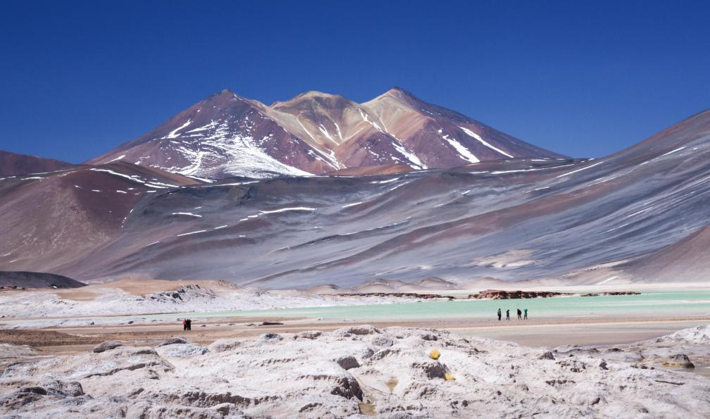 wanderluster -  Istock -  Randonneur Pastel Lac minérale dans le désert d'Atacama; Chili - Des glaciers de Patagonie au désert d'Atacama - 12