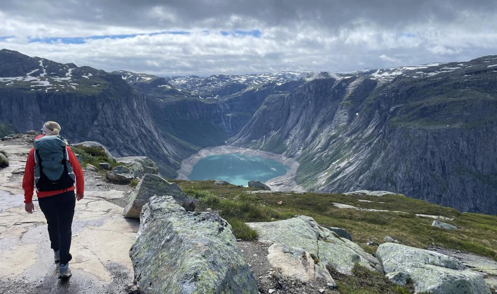 Desplanches - Elise - Randonneuse à vue sur des lacs, Trolltunga, Norvège - Les plus beaux fjords de Norvège - 1