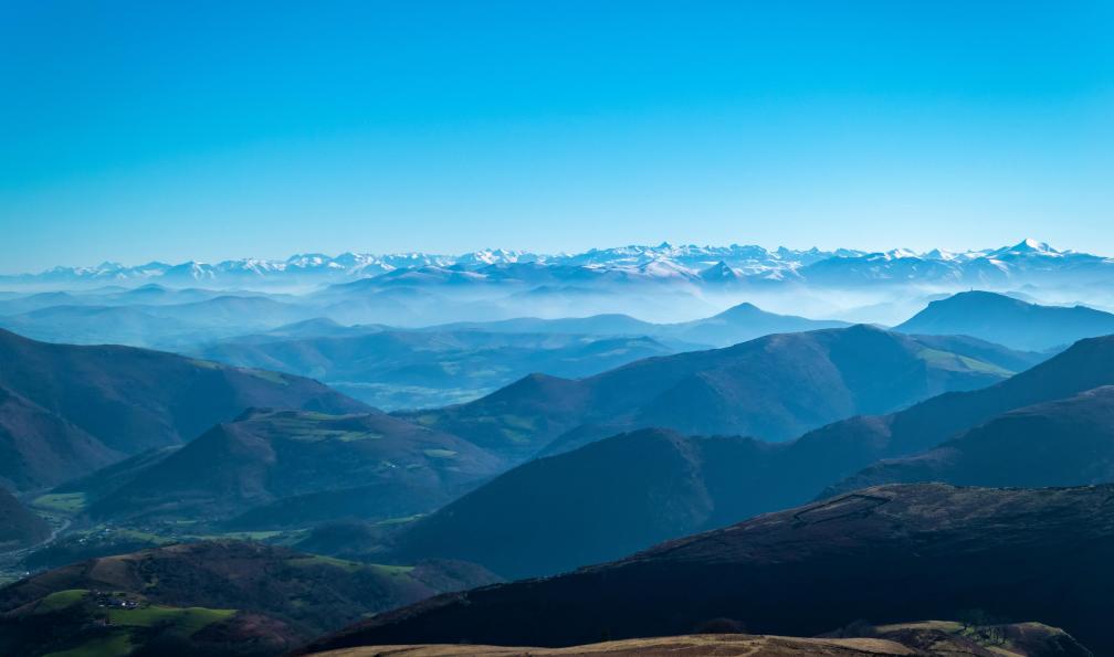 LuIvDa - Adobe Stock - Vue panoramique sur la montagne Artzamendi au Pays Basque français
 - La traversée du Pays basque - 4