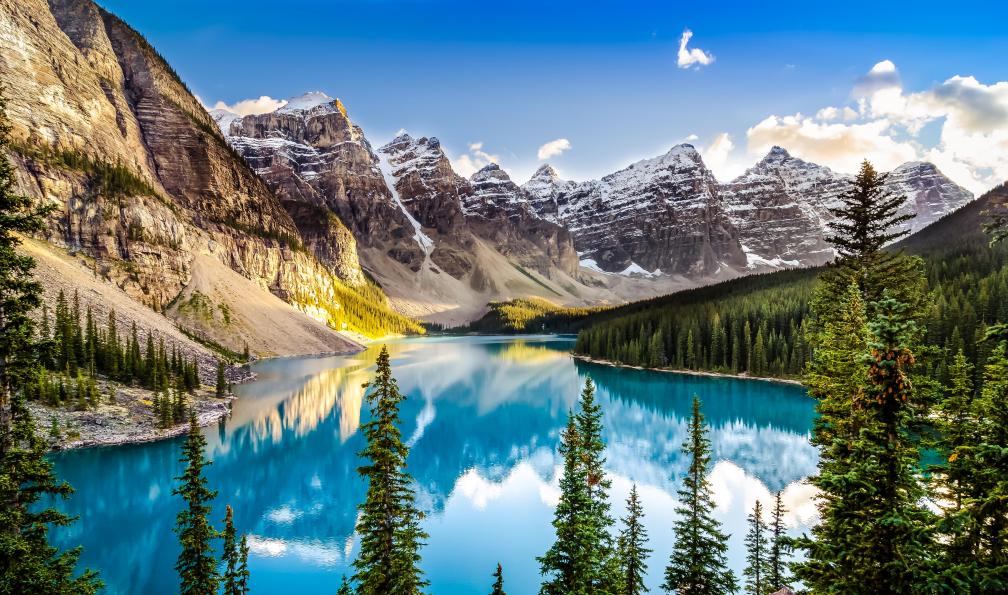 MartinM303 -  Istock -  Parc National de Banff, lac au pied des montagnes de Morain;Canada - Banff, Yoho, Jasper : Rocheuses grandeur nature - 1