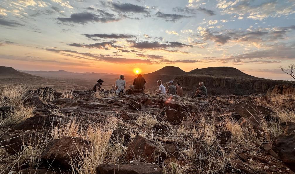 Etendeka Mountain Camp - Randonneurs admirant le coucher de soleil à Damaraland, Namibie - Les sentiers de la Voie lactée - 13