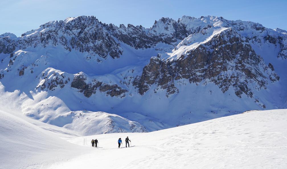 Mojito Trailprod - Skieurs à ski à la montée dans des pentes sur le tour du Mont thabor, Cerces, Alpes, France - Les sommets du Thabor à ski de randonnée - 5
