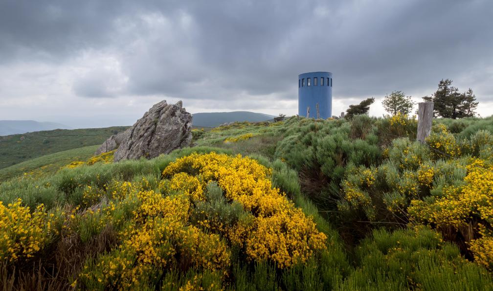Serge - Adobe Stock - Le phare, oeuvre d'art au milieu des genêts, la Moure de l'Abéouradou, Ardèche, France - GR7 : sources de la Loire et volcans d'Ardèche - 6