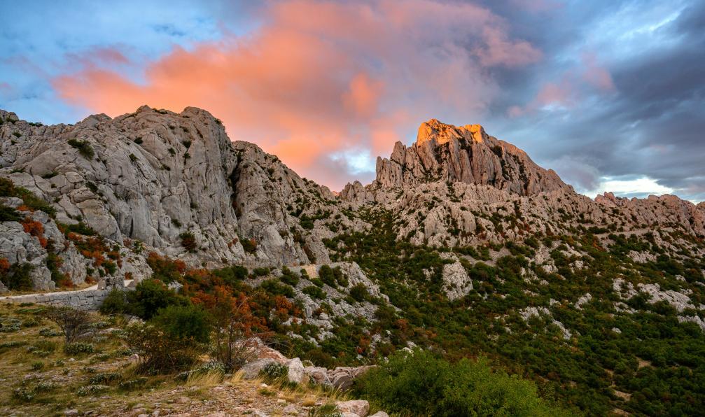 Pawel - AdobeStock - Montagne du parc national de Velebit nord au lever du soleil, Croatie - Via Dinarica : les plus beaux sentiers de Croatie - 2