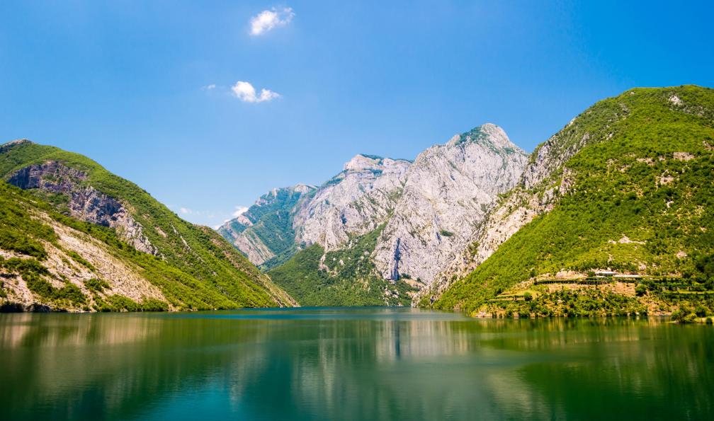 Andrii -  Lutsyk -  Shutterstock -  Vue sur le lac Koman depuis un bateau;Albanie - Alpes albanaises, joyau caché des Balkans - 1