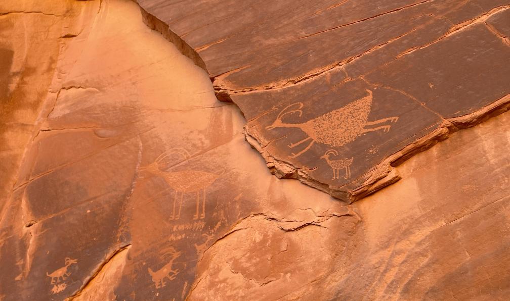Desplanches - Elise - Pétroglyphes sous le Sun's Eye Arch, venant de de la culture amérindienne Anasazi, représentent des mouflons, Monument Valley, Arizona, USA - L'Ouest américain en famille - 8