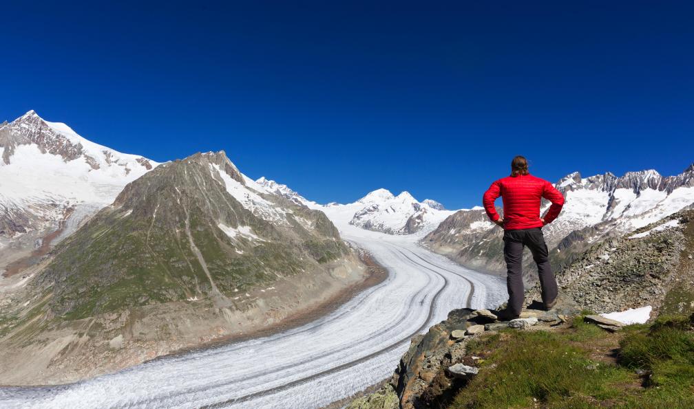 DieterMeyrl -  Istock -  Randonneur devant le glacier Aletschgletscher, Suisse.  - Rando-forme dans le Valais - 1