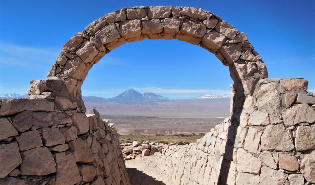 EBAT - Adobe stock - Arche en pierre au travers de laquelle on peut apercevoir les volcans, Atacama, Chili - Des glaciers de Patagonie au désert d'Atacama - 10