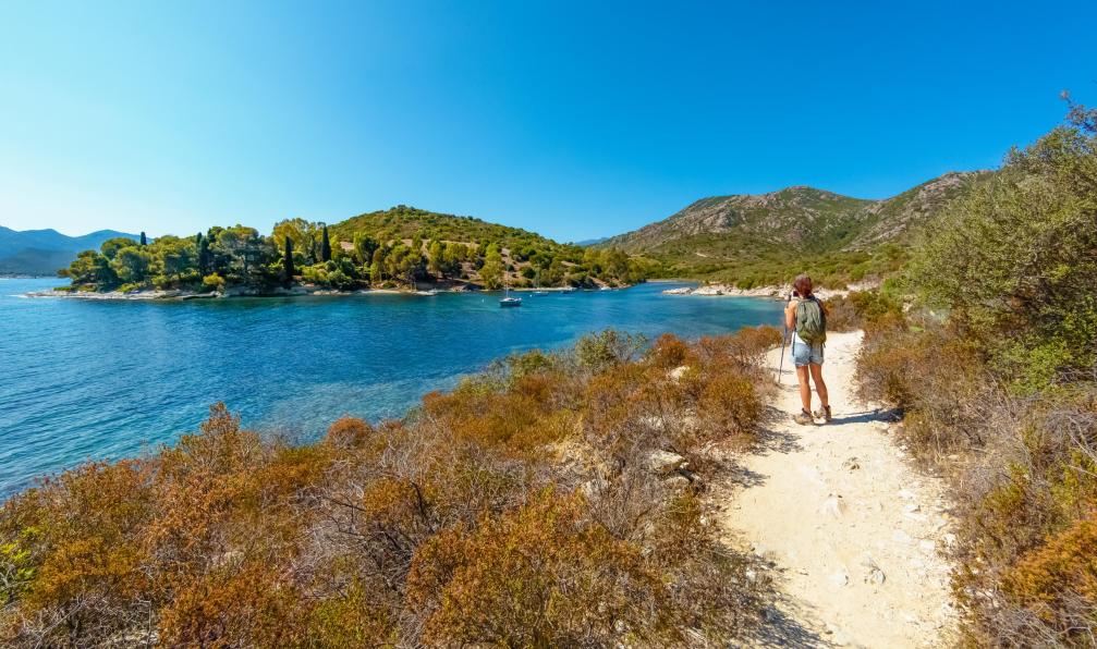 Mei - Valerio - Adobe stock - Randonneuse sur le sentier du littoral entre Saint-Florent et la page de Lotu, Agriates, Corse - Du Cap Corse au désert des Agriates - 2