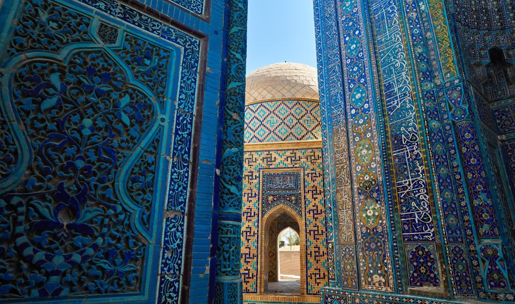 pikoso.kz - AdobeStock - Entrée en arc de mosaïque du mausolée Shahi Zinda à Samarcande, Ouzbékistan - Odyssée sur la route de la soie - 1