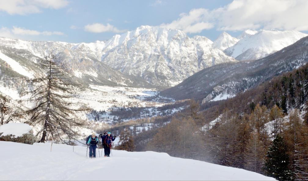 Pellequier - Lucie - Randonneurs en Clarée avec vue sur la vallée, Alpes, France - Lumineux val Clarée à raquettes - 9