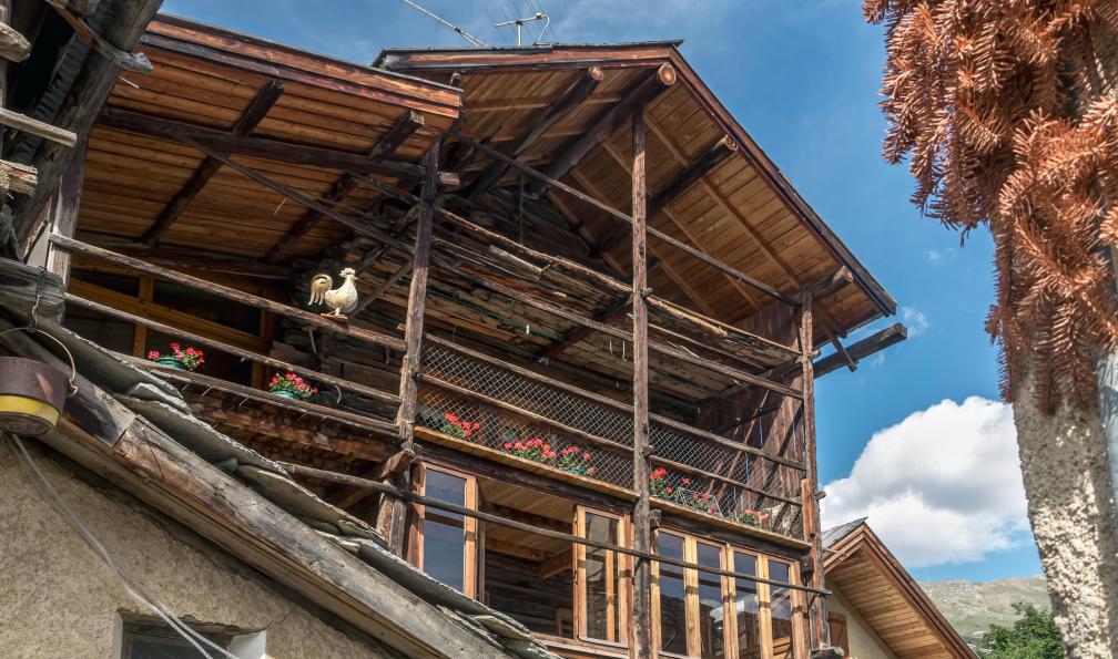 Deborde - Jean-michel - Adobe stock - Façade de maison à St Véran, plus haut village d'Europe, Alpes, France - Premiers 3000 avec mon âne - 8