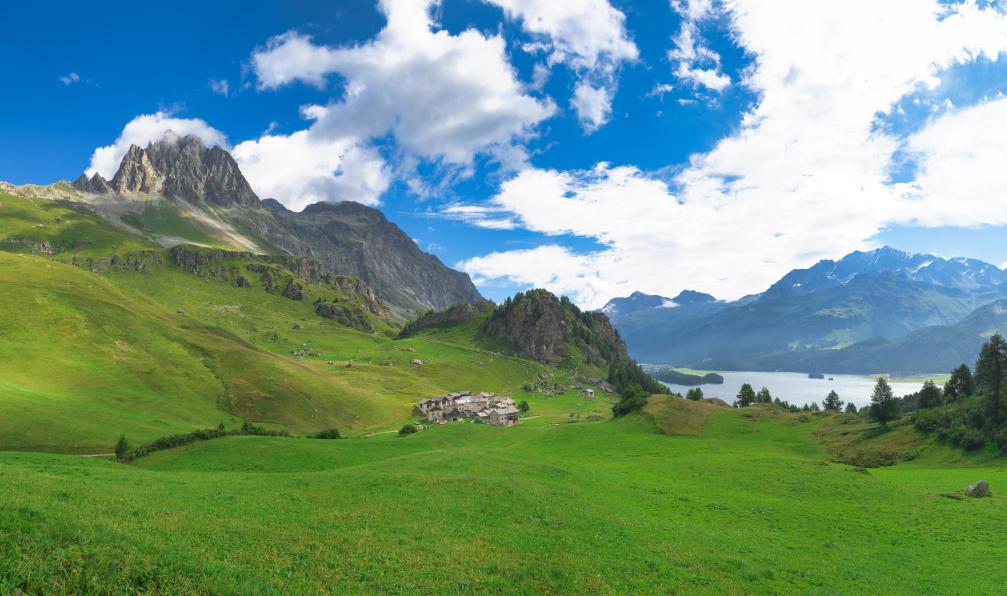 michelangeloop - stock.adobe.com - Vue sur le village de Grevasalvas dans la vallée Engadine, Alpes suisses - Saint-Moritz et Bernina, joyaux alpins - 1