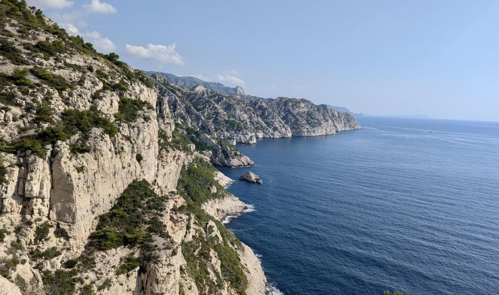 Lanau - Blandine - Vue sur les Calanques depuis le littoral, France - Traversées et sommets des Calanques - 1