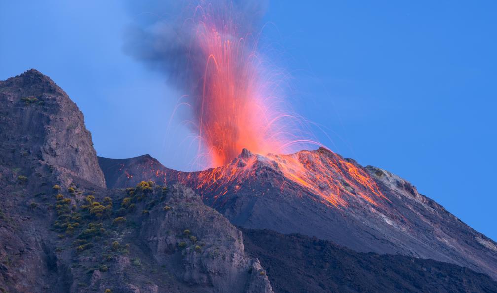 mmac72 -  istock -  Volcan Stromboli en éruption, îles Eoliennes, Italie - Iles et volcans de l'Italie du Sud - 10
