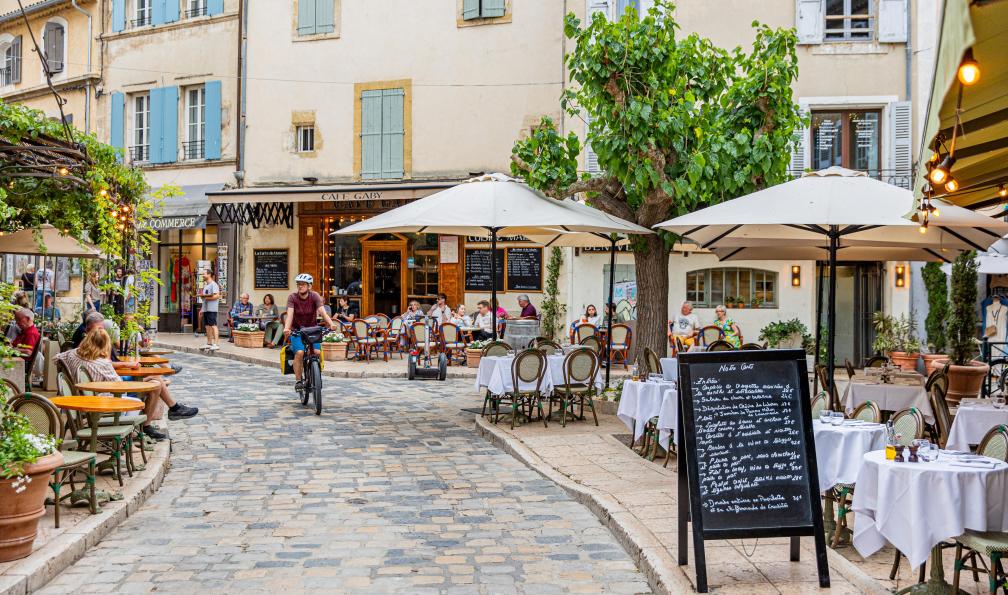 Grez - Nacho - A vélo entre les terrasses des restaurants dans le village de Lourmarin, Luébron, Provence - Les charmes du Luberon à vélo - 10