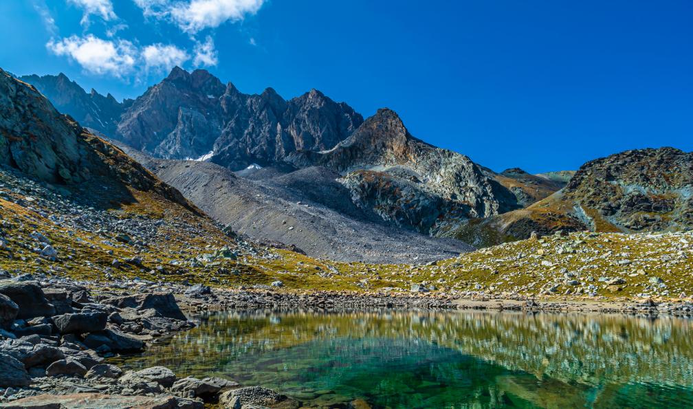 Alessandrogiam - Adobe stock - Le lac du Marinet accessible aussi bien par le val Mairai que la vallée de l'Ubaye et dominé par l'impressionnante Aiguille de Chambeyron, Alpes, France. - Les 3000 du Queyras au Piémont - 3