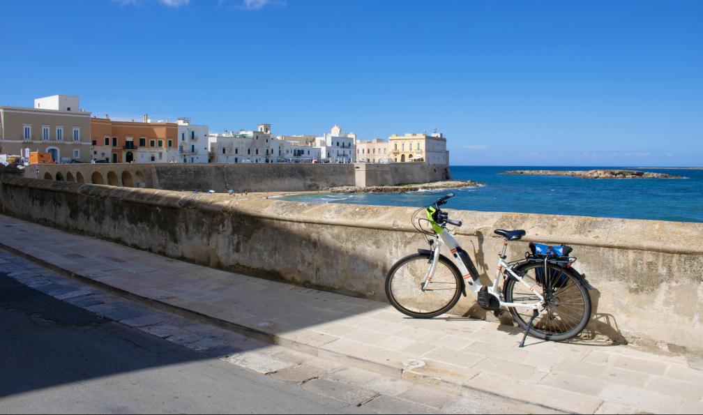 Garioud - Nadège - La ville de Gallipoli, ses remparts et sa plage en bordure de la vieille ville, Pouilles, Italie - L'essentiel des Pouilles à vélo - 3
