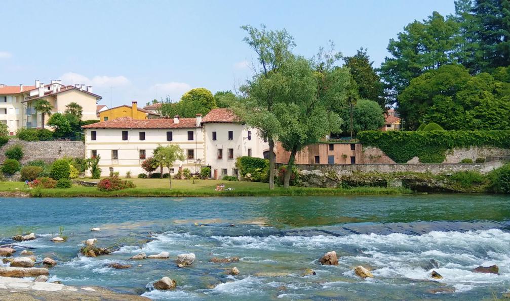 Eurohike - Belle vue sur la commune de Bassano del Grappa et Lac de Garde en Italie. - Du Lac de Garde à Venise - 2