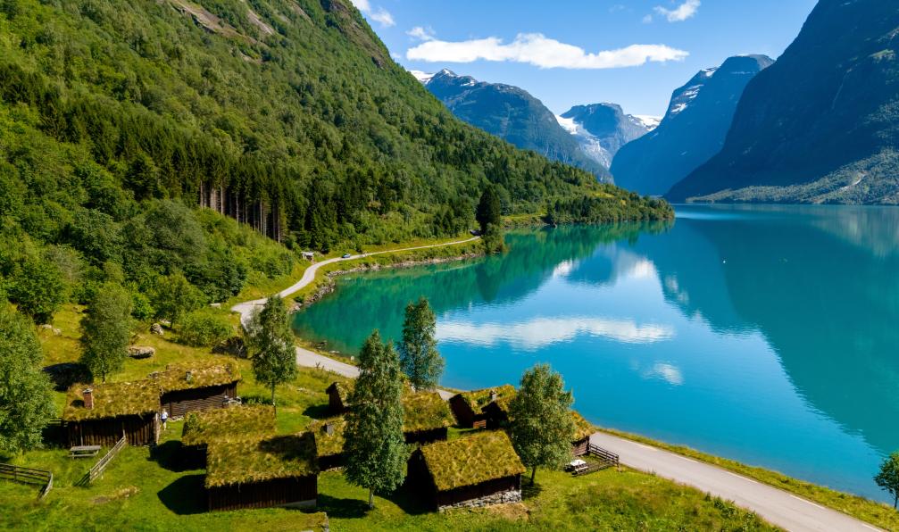 Fokke Baarssen - Adobe Stock - Cabanes norvégiennes traditionnelles aux toits en herbe au bord du lac Lovatnet, Norvège - Randonnées au coeur des fjords - 8