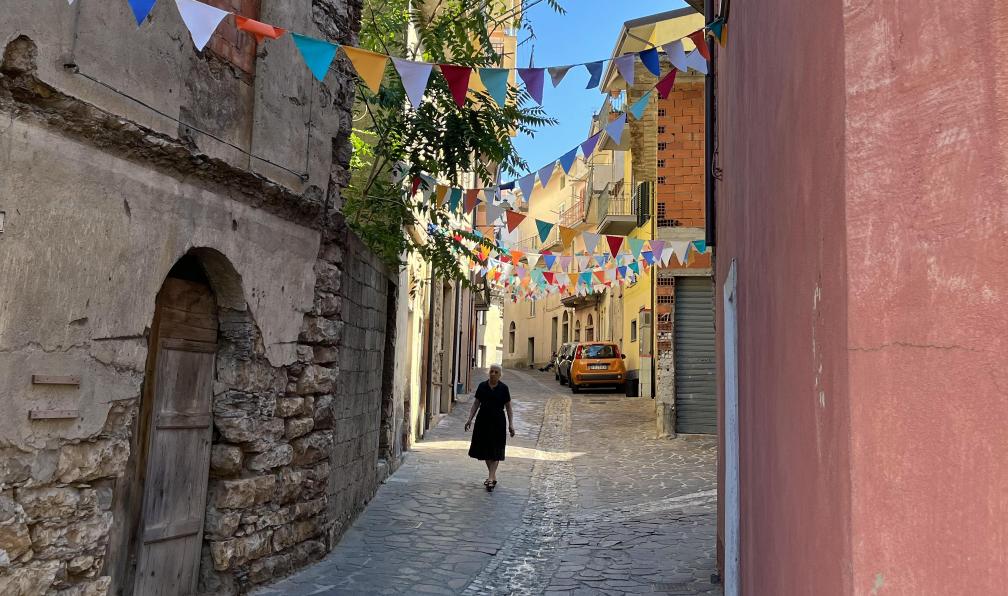 Cordonnier - Juliette - Femme dans une ruelle d'Ulassaï, Sardaigne, Italie - La Sardaigne sauvage à vélo électrique - 5